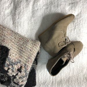 Tom’s 7.5 tan suede ankle wedge boots